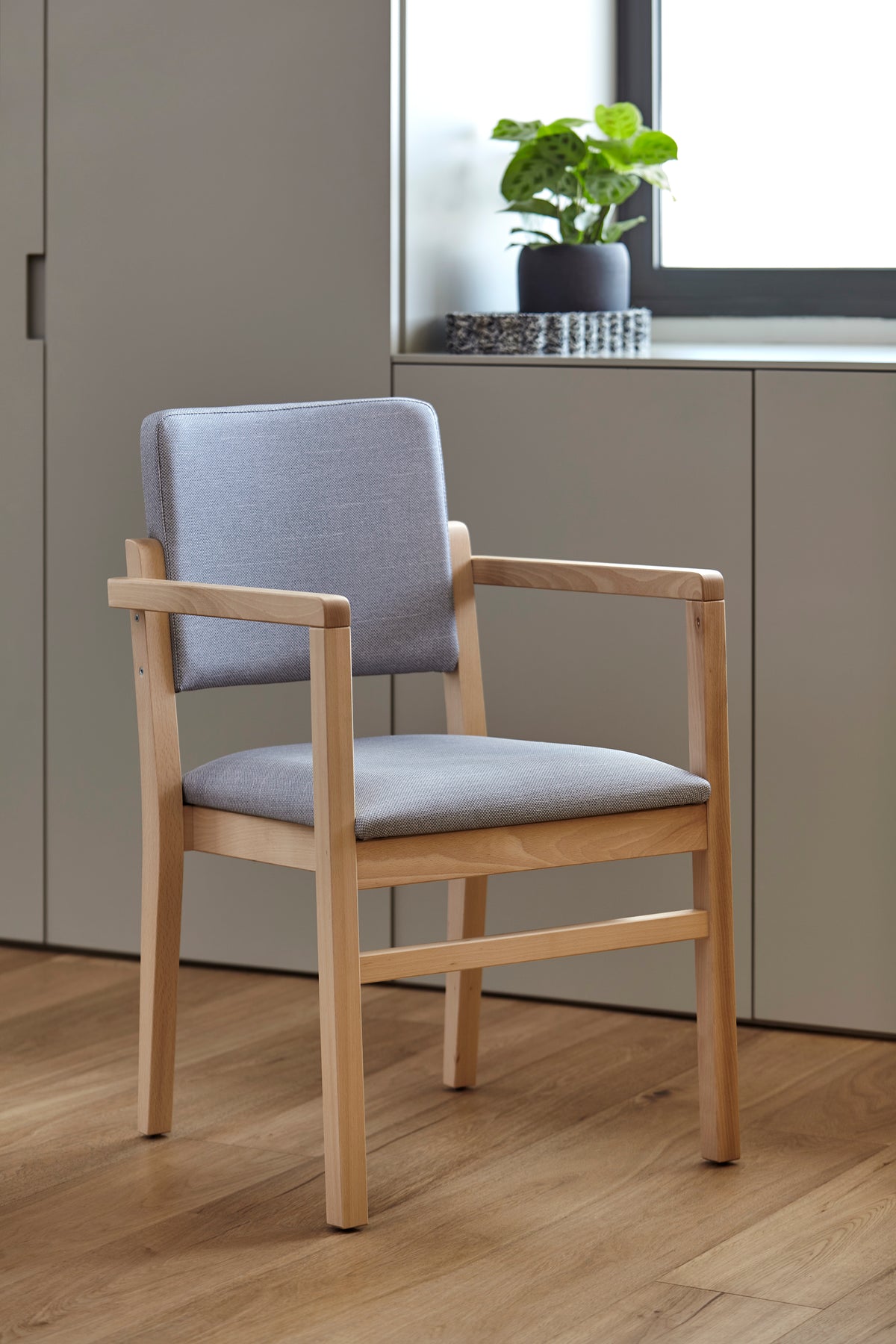 Premcare Seniorenstuhl Eli (stapelbar) | ergonomischer Stuhl für Pflegeeinrichtungen