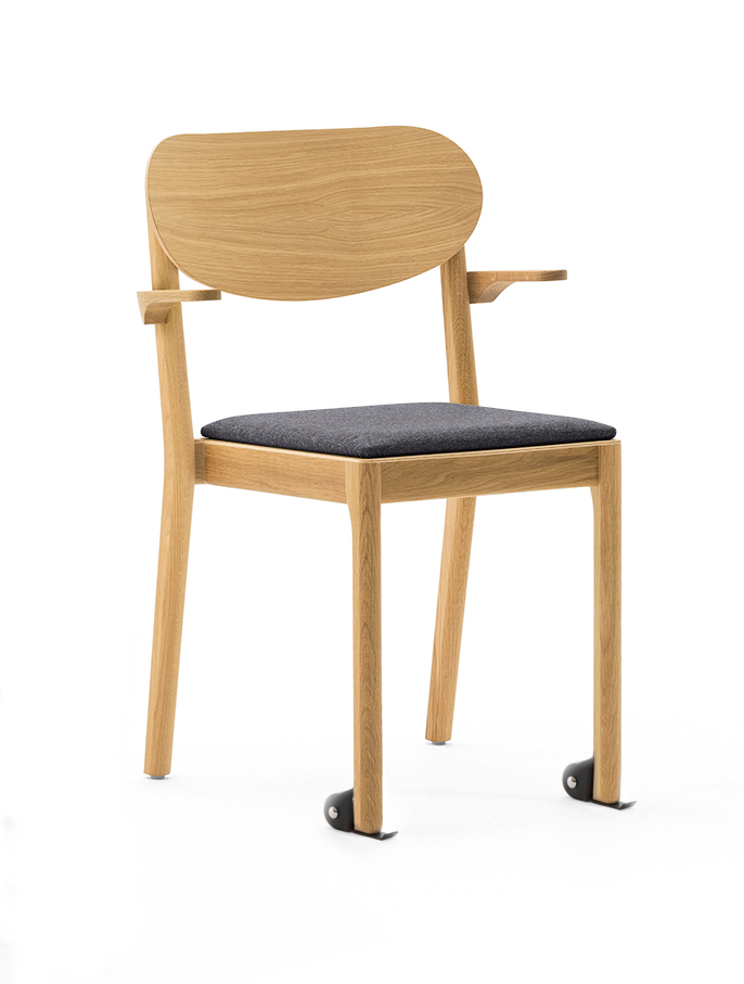 Svea Stapelstuhl mit gepolstertem Sitz und Armlehnen